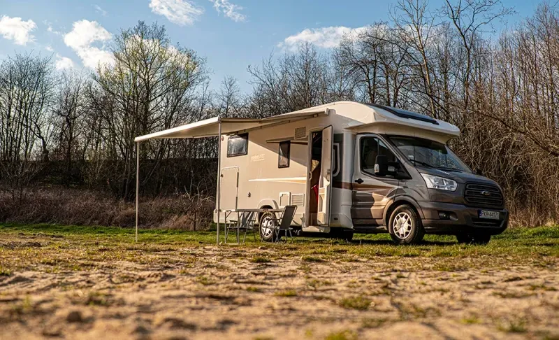 kamper z wyposażeniem